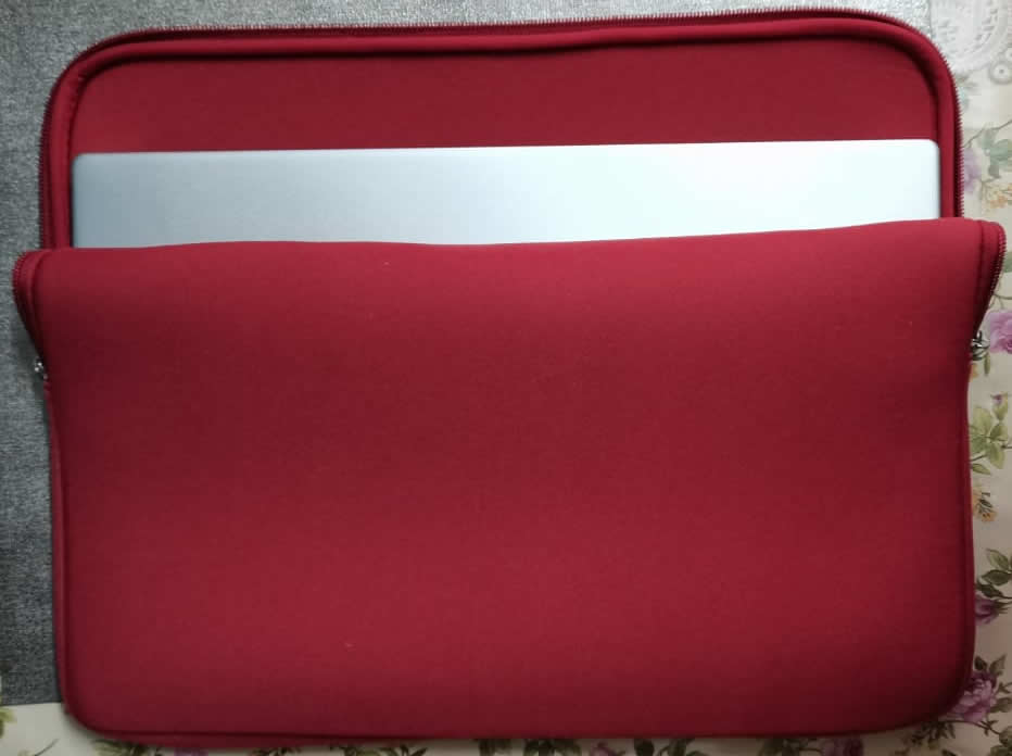 Husa laptop 15.6 inch rezistenta la stropire din neopren, Rosu