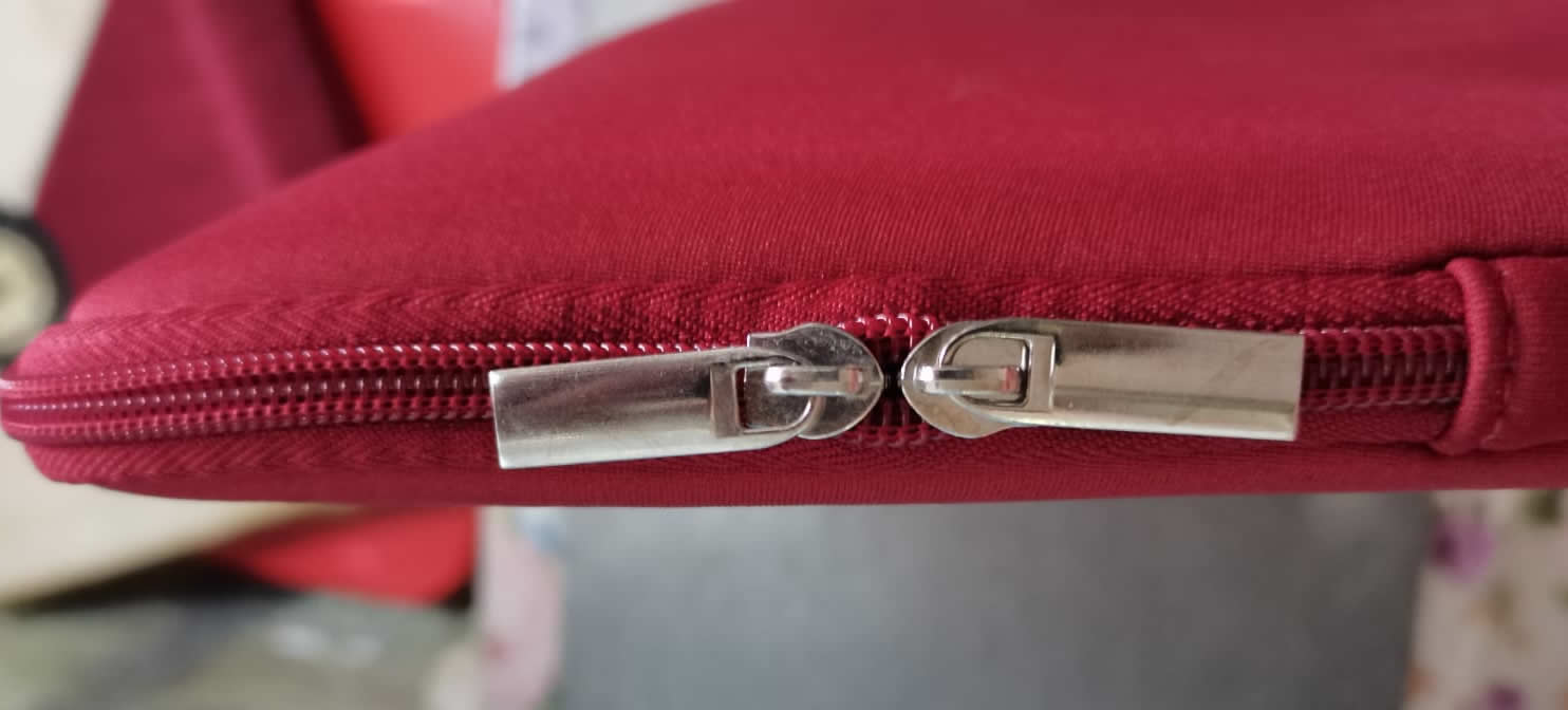 Husa laptop 15.6 inch rezistenta la stropire din neopren, Rosu