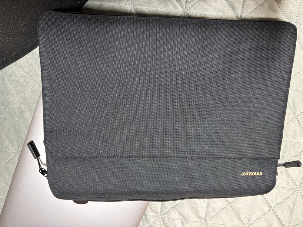 Geanta laptop Innostyle® OmniProtect Slim, impermeabila, pana la 14", protectie coltur ranforsate, buzunar extern cu acces rapid, ultra usoara (300g), compartiment captusit pentru laptop, negru