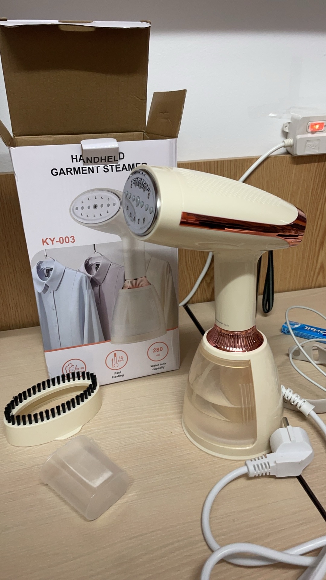 Aparat de calcat vertical portabil, Qtenzivize, 1500 W, Vaporizator rapid in 15S, 3 nivele de abur, Rezervor de apa detasabil 280 ml, Abur 25-28g/min, Panou din otel inoxidabil marit, Galben pal