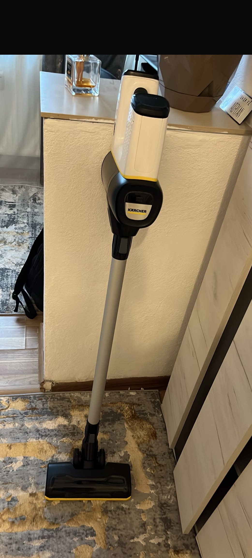 Aspirator vertical Karcher VC 6 Cordless ourFamily Battery Plus, 250 W, 2 acumulatori 25,2 V/2,5 Ah, autonomie max. 50 min, recipient 0,8 l, filtru HEPA 12, duza activa cu LED, suport de perete, 2 trepte de putere, functie Boost, 1.198-677.0, Alb/Negru