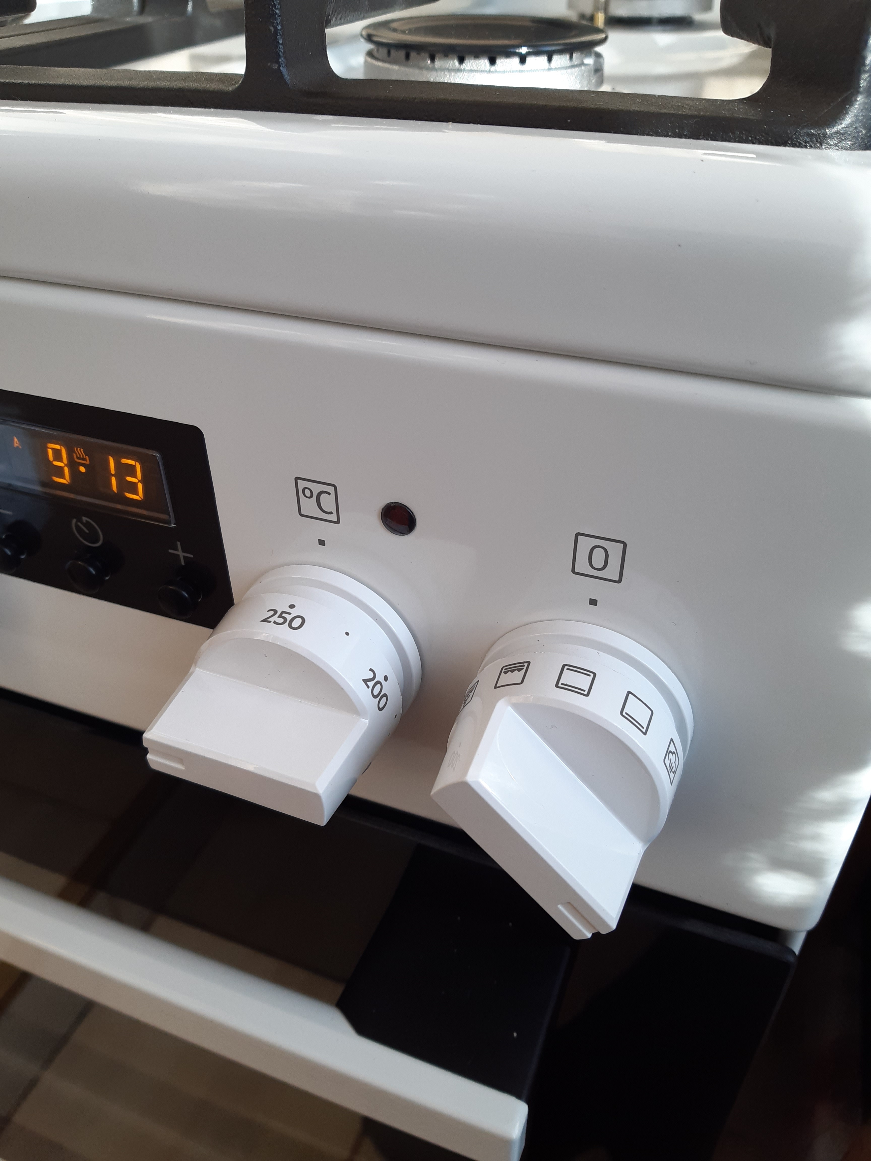 Aragaz AEG CKB56490BW, Mixt, 4 arzatoare , Siguranta plita, Aprindere integrata, Gratare fonta, Cuptor electric, SteamBake, AirFry, Timer, Grill electric, Clasa A, 50 cm, Alb