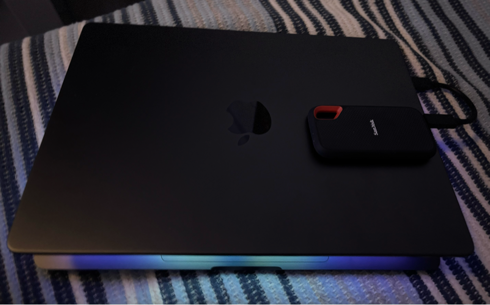 Laptop Apple MacBook Pro 14" cu procesor Apple M3, 8 nuclee CPU si 10 nuclee GPU, 24GB RAM, 512GB SSD, Space Grey, Tastatura Internationala, 96W USB-C