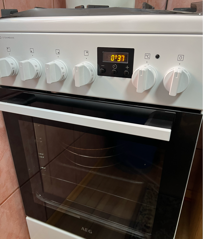 Aragaz AEG CKB56490BW, Mixt, 4 arzatoare , Siguranta plita, Aprindere integrata, Gratare fonta, Cuptor electric, SteamBake, AirFry, Timer, Grill electric, Clasa A, 50 cm, Alb