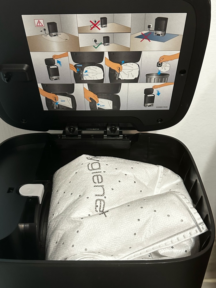 Robot de aspirare Rowenta X-Plorer Serie 65+ RR8L85WH, aspirator si mop, 168 min, 2600 mAh, recipient praf 0.4L, recipient apa 300 ml, statie de incarcare si golire praf, mop Smart Aqua Power, negru