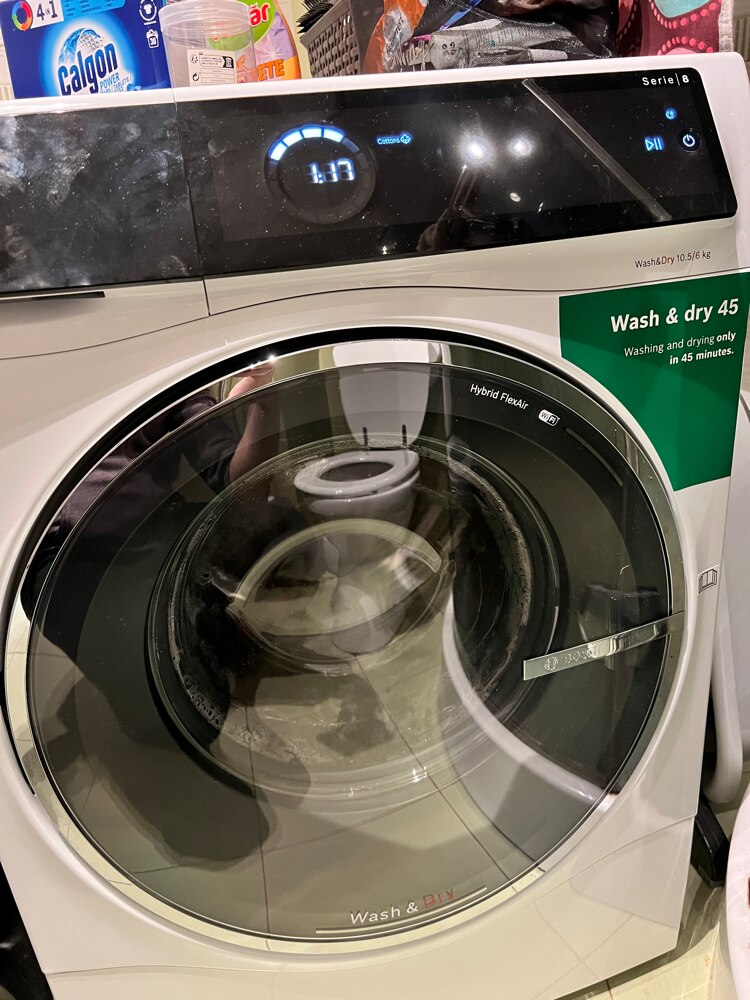 Masina de spalat rufe cu uscator Bosch Seria 8 WNC254A0BY, Spalare 10 kg, Uscare 6 kg, 1400 rpm, Clasa A, i-DOS, Iron Assist, Home Connect, Anti Stain, Auto Dry, Motor EcoSilence Drive, Alb