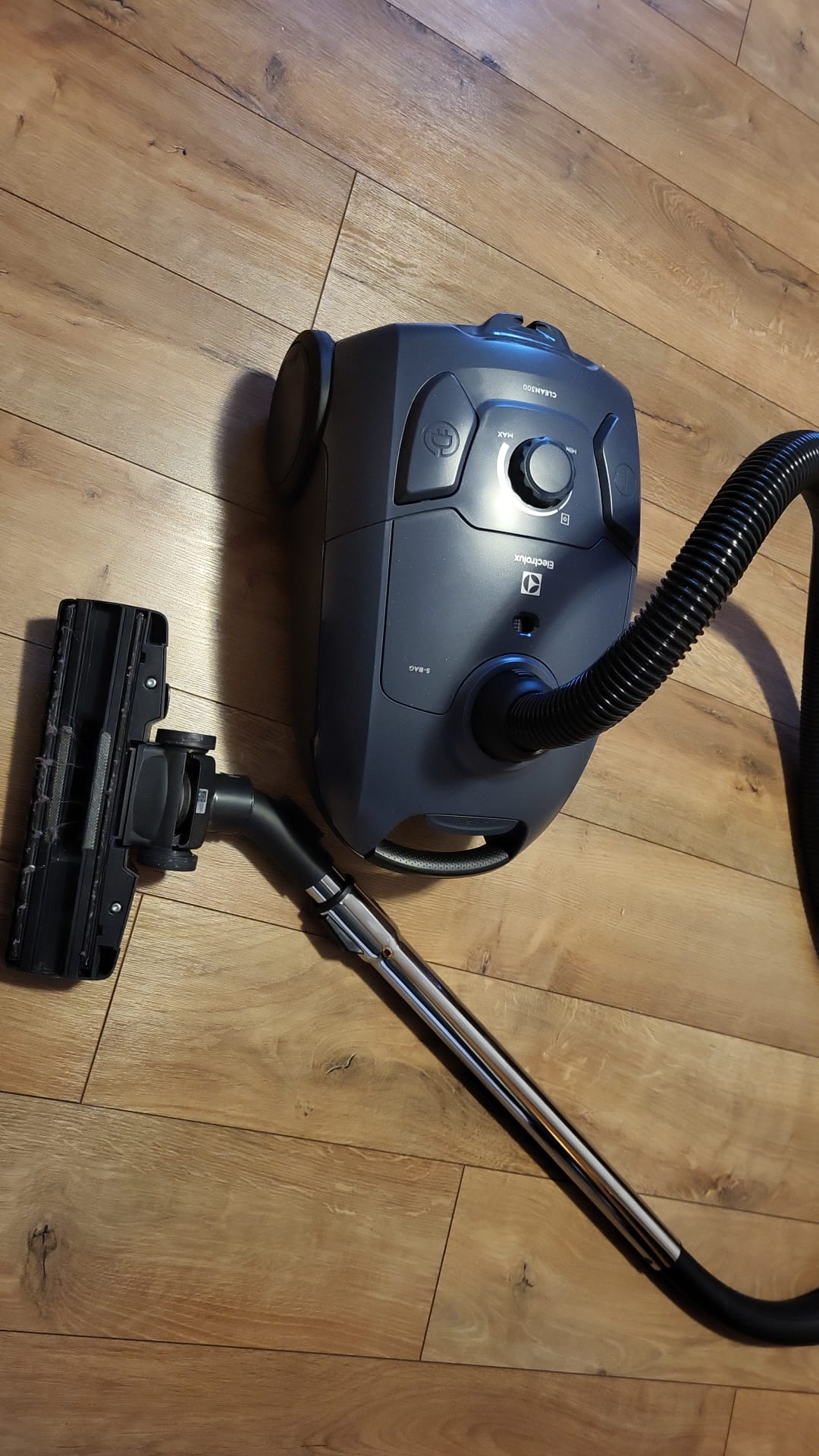 Aspirator cu sac Electrolux Seria 300 EB31C1DB, 750W, 31% plastic reciclat, filtru HEPA lavabil, tub telescopic, rază de actiune 7,5 m, accesorii 2in1 in bord, albastru denim