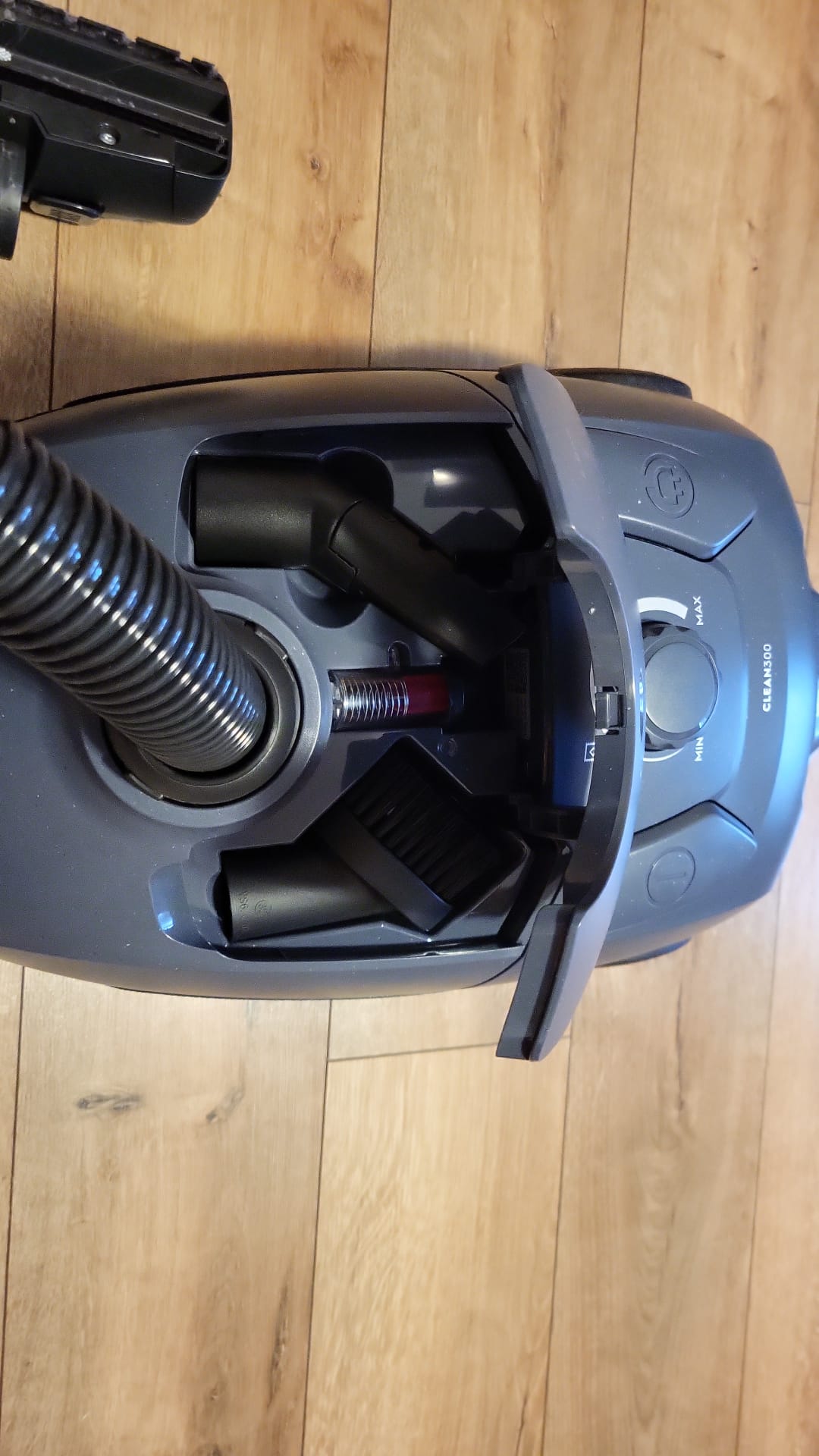 Aspirator cu sac Electrolux Seria 300 EB31C1DB, 750W, 31% plastic reciclat, filtru HEPA lavabil, tub telescopic, rază de actiune 7,5 m, accesorii 2in1 in bord, albastru denim
