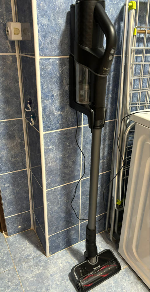 Aspirator vertical Miele Duoflex HX1 Cat & Dog 12377820, 2 in 1, 210 W, 0,3 l, autonomie 55 min, filtru Hygiene, tehnologie Vortex, perie Electro Compact, negru