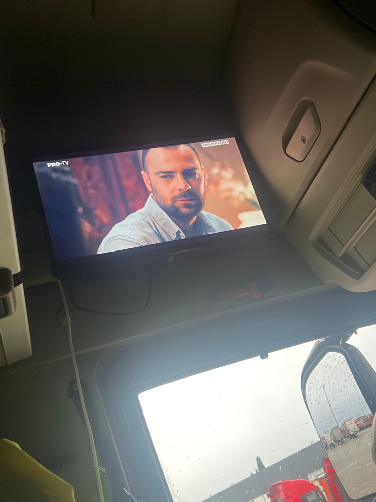 Kiano Slim TV Travel Televizor 24" inch | LED HD TV 1366 x 768 |60 cm | Incarcator auto | HDMI USB | Dolby Audio | Tuner Triplu DVB-T2 - Cel mai bun pentru camioane si rulote