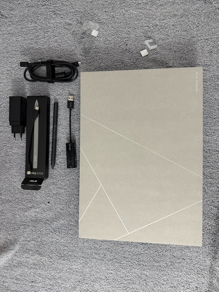 Laptop ASUS Zenbook S OLED UM5606WA cu procesor AMD Ryzen™ AI 9 HX 370 pana la 5.1 GHz, 16'', 3K, OLED, 120Hz, Touch, 32GB LPDDR5X, 2TB SSD, AMD Radeon™ 890M Graphics, Windows 11 Pro, Scandinavian White