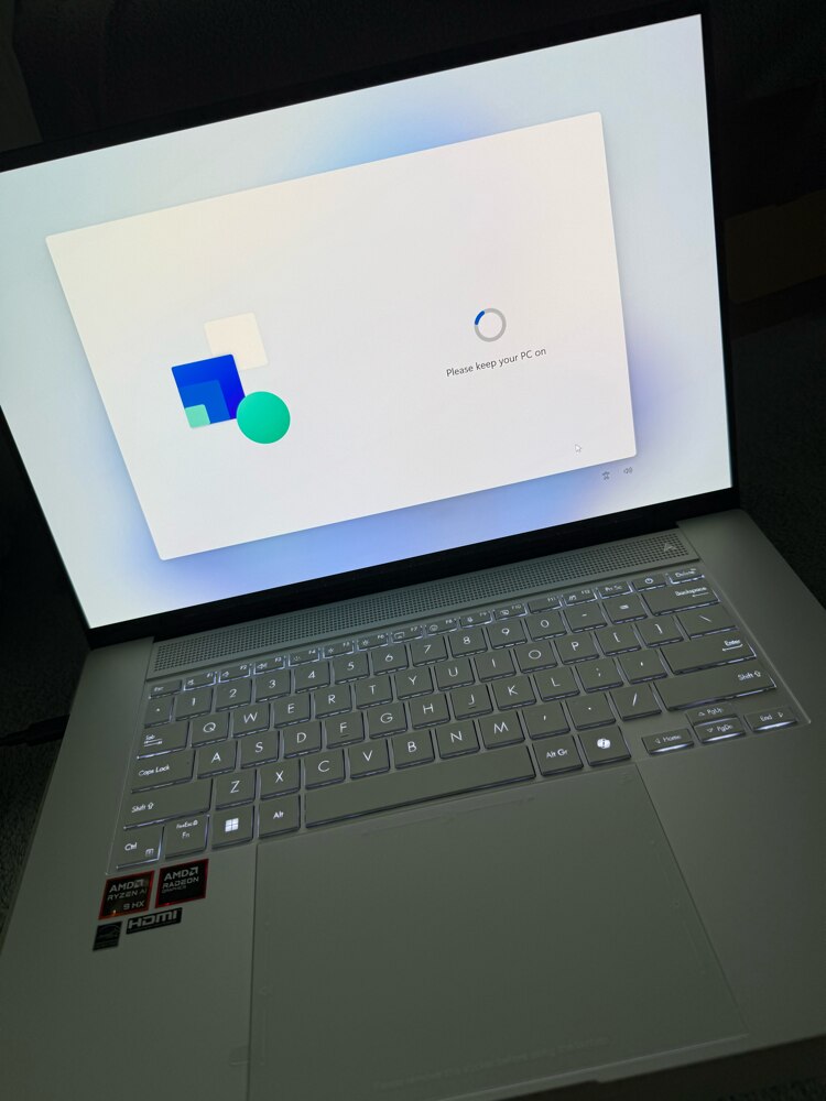 Laptop ASUS Zenbook S OLED UM5606WA cu procesor AMD Ryzen™ AI 9 HX 370 pana la 5.1 GHz, 16'', 3K, OLED, 120Hz, Touch, 32GB LPDDR5X, 2TB SSD, AMD Radeon™ 890M Graphics, Windows 11 Pro, Scandinavian White