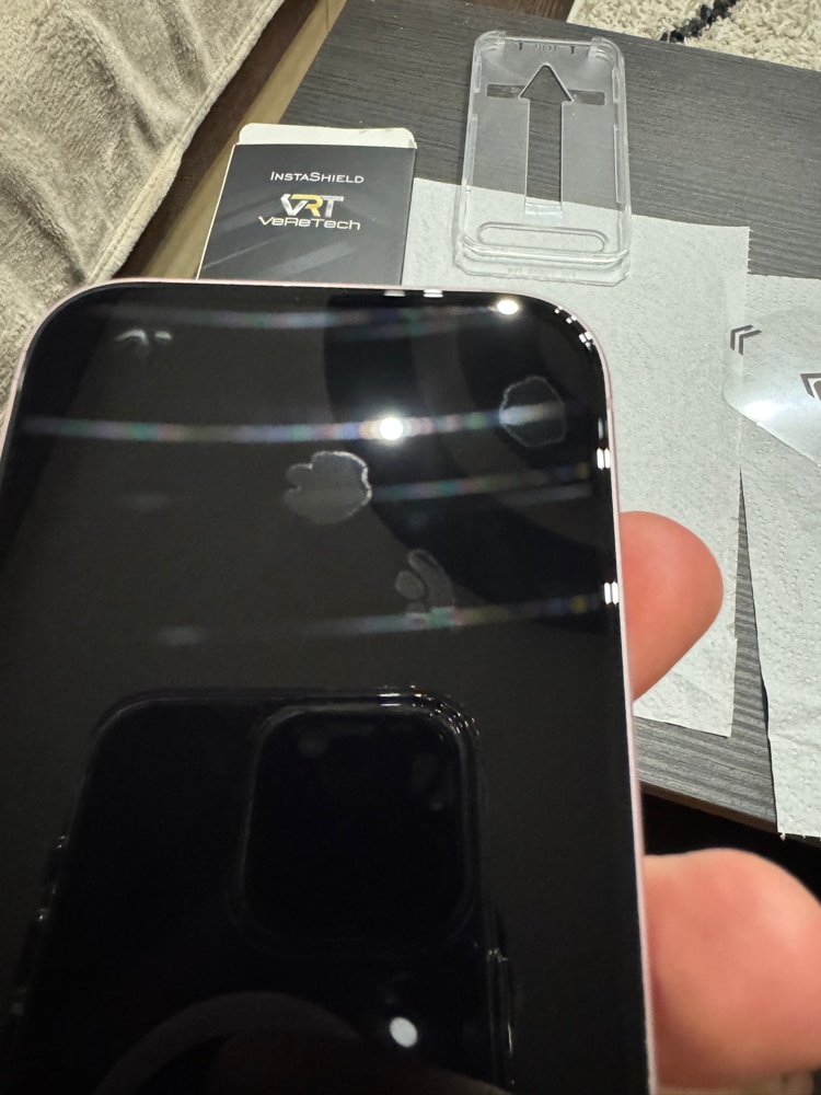 Folie de Protectie Privacy InstaShield by VeReTech pentru iPhone 15, cu Kit de Aplicare Instanta si Functie Automata de Indepartare a Prafului, din Sticla Securizata 9H+, Ultra Claritate Super HD, Tratament Electronic Oleofobic si Anti Amprente