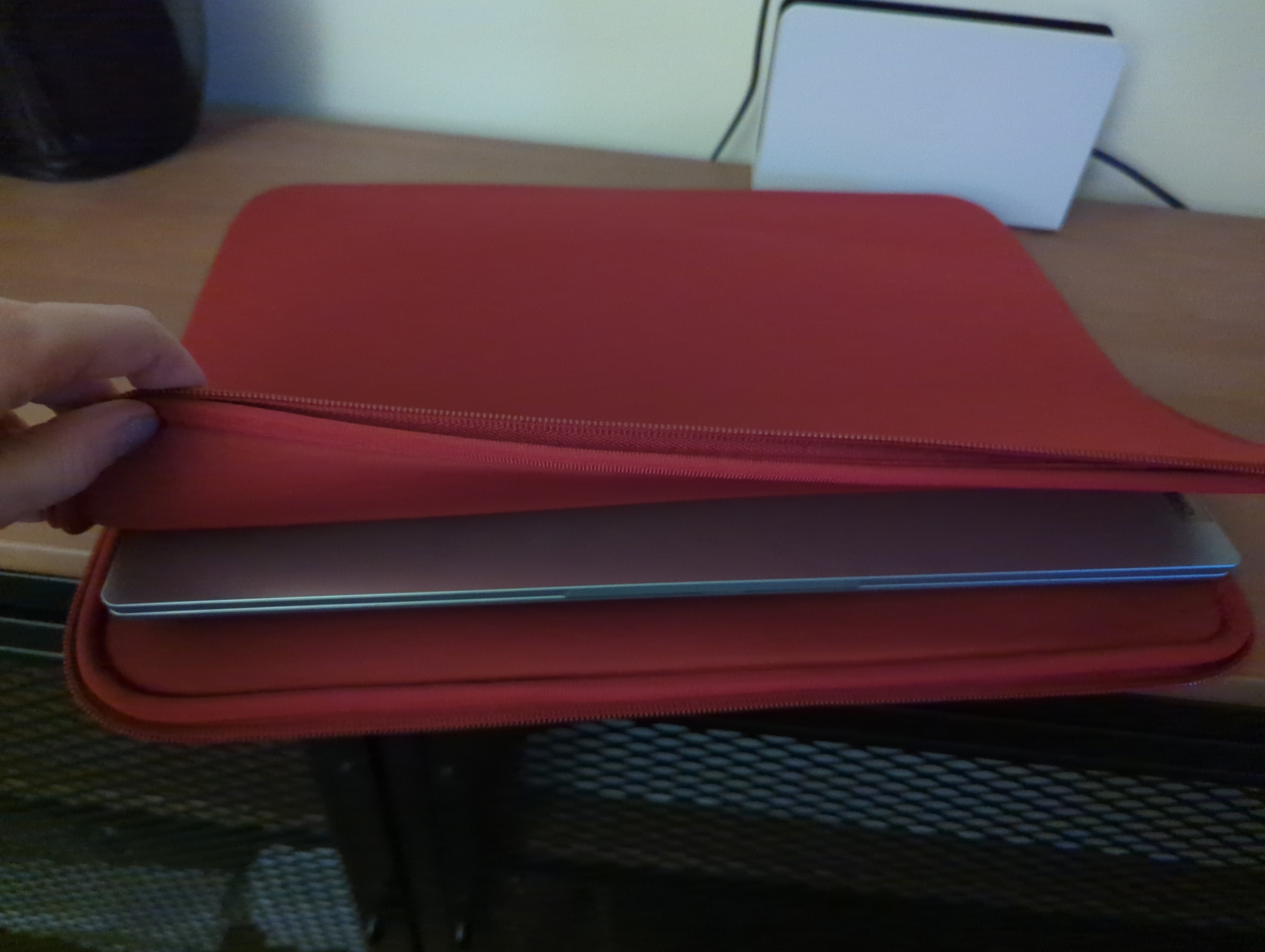 Husa laptop 15.6 inch rezistenta la stropire din neopren, Rosu