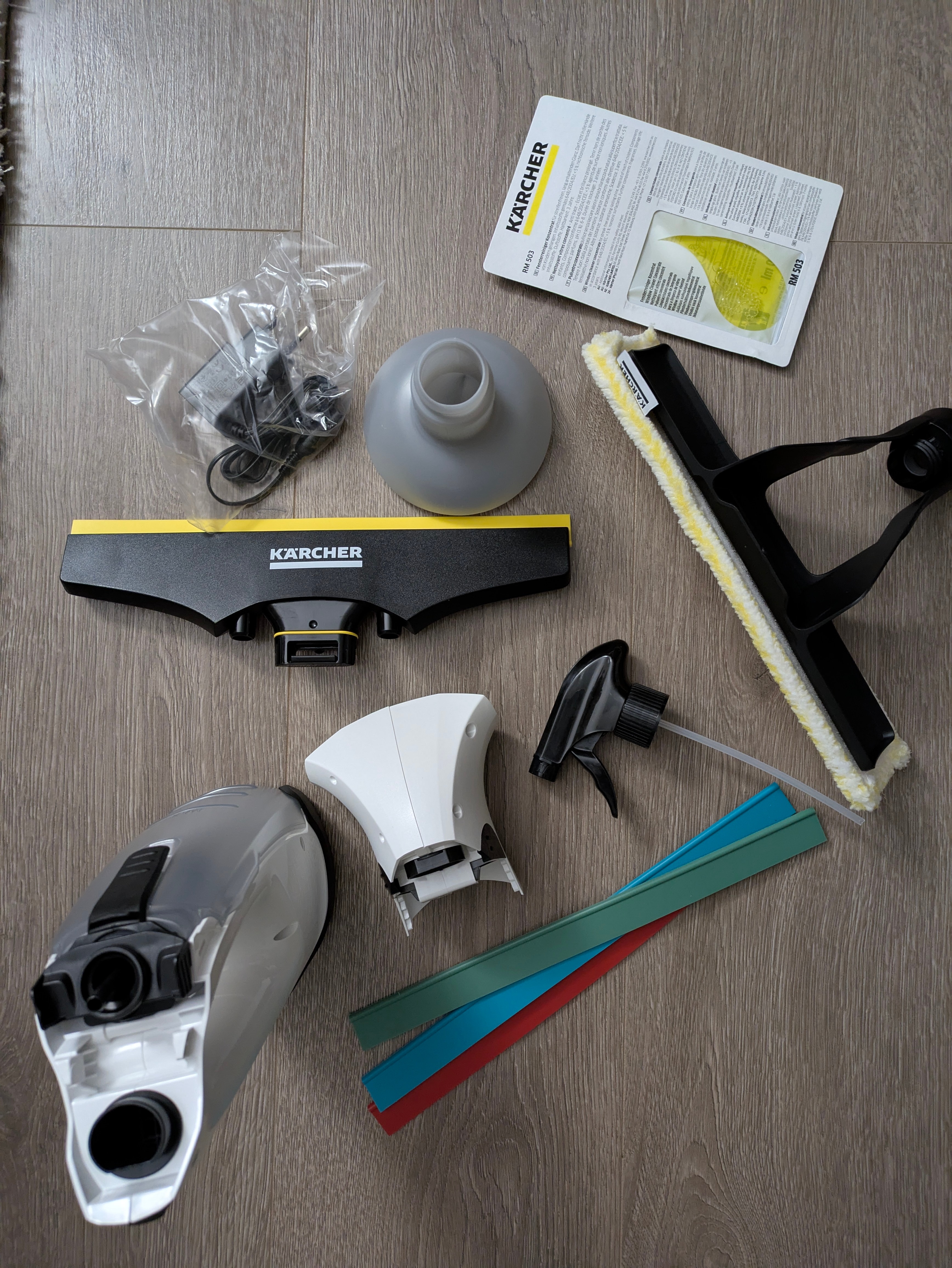 Aspirator pentru geamuri Karcher WV 2 Multifunctionality Promotion, autonomie 35 min, rezervor 100 ml, randament max. 75 m², recipient pulverizator cu laveta, detergent 20 ml, incarcator, 3 lamele de aspirare, 1.633-662.0, Alb/Negru