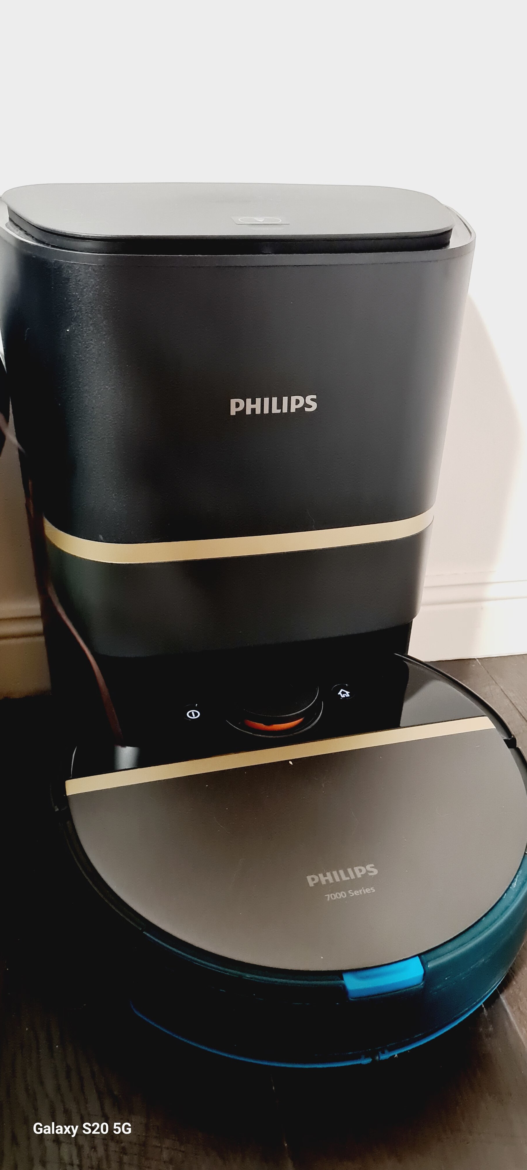 Robot de aspirare Philips Seria 7000 Aqua XU7100/01, aspirator si mop, statie de golire automata, Pa 5000, 5200 mAh, autonomie pana la 180 min, 6 senzori, sac de praf 3L, 5 harti, 4 niveluri, filtru EPA11 lavabil, aplicatie HomeRun, negru/auriu