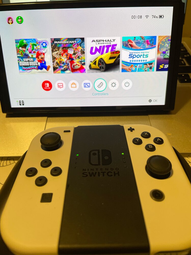 Consola Nintendo Switch OLED, White + Joc Super Mario Bros Wonder + 12 luni abonament Nintendo Switch Online