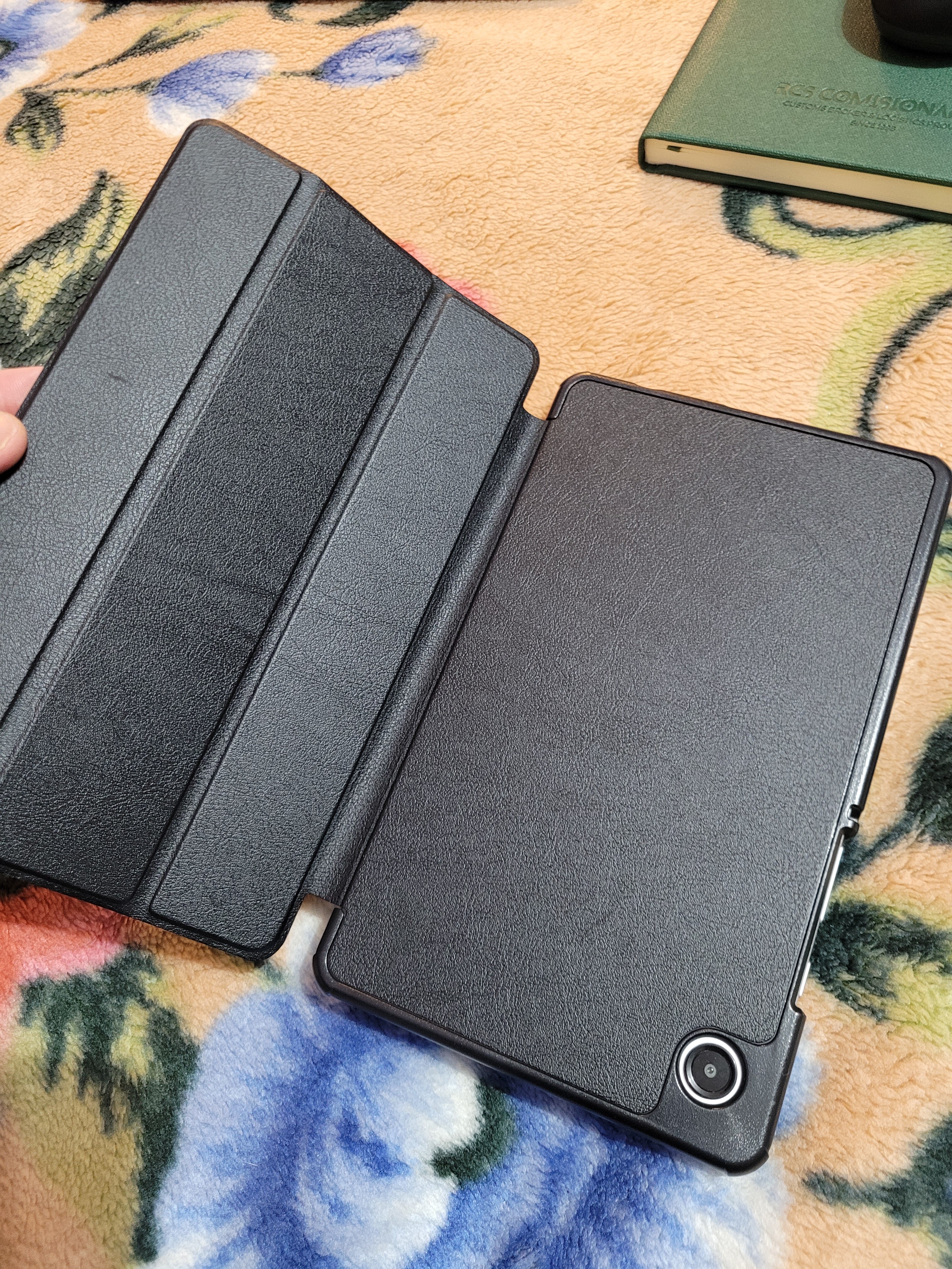 Husa Samsung Galaxy Tab A9 8.7 inch UltraSlim de tip stand Aiyando negru