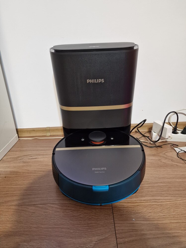 Robot de aspirare Philips Seria 7000 Aqua XU7100/01, aspirator si mop, statie de golire automata, Pa 5000, 5200 mAh, autonomie pana la 180 min, 6 senzori, sac de praf 3L, 5 harti, 4 niveluri, filtru EPA11 lavabil, aplicatie HomeRun, negru/auriu