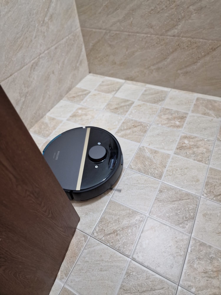 Robot de aspirare Philips Seria 7000 Aqua XU7100/01, aspirator si mop, statie de golire automata, Pa 5000, 5200 mAh, autonomie pana la 180 min, 6 senzori, sac de praf 3L, 5 harti, 4 niveluri, filtru EPA11 lavabil, aplicatie HomeRun, negru/auriu