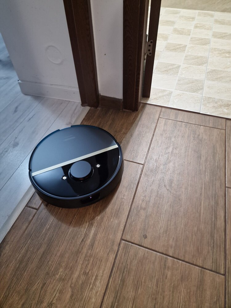 Robot de aspirare Philips Seria 7000 Aqua XU7100/01, aspirator si mop, statie de golire automata, Pa 5000, 5200 mAh, autonomie pana la 180 min, 6 senzori, sac de praf 3L, 5 harti, 4 niveluri, filtru EPA11 lavabil, aplicatie HomeRun, negru/auriu