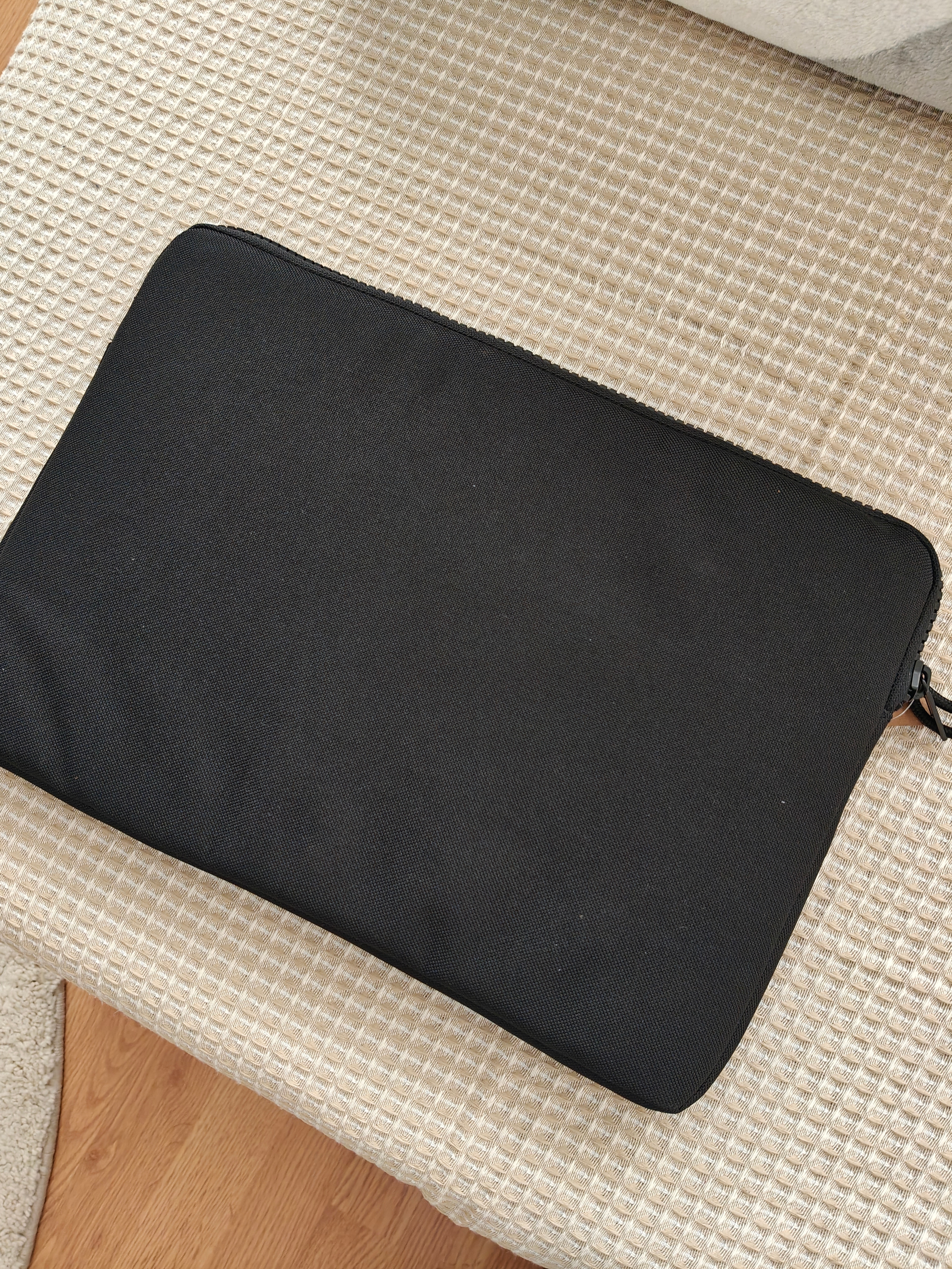 Husa de transport Essential Tech Protect compatibila laptop Apple MacBook Air, MacBook Pro Touch Bar din poliester 600D, 15" Inch, 39 x 27,5 x 2 cm, gri