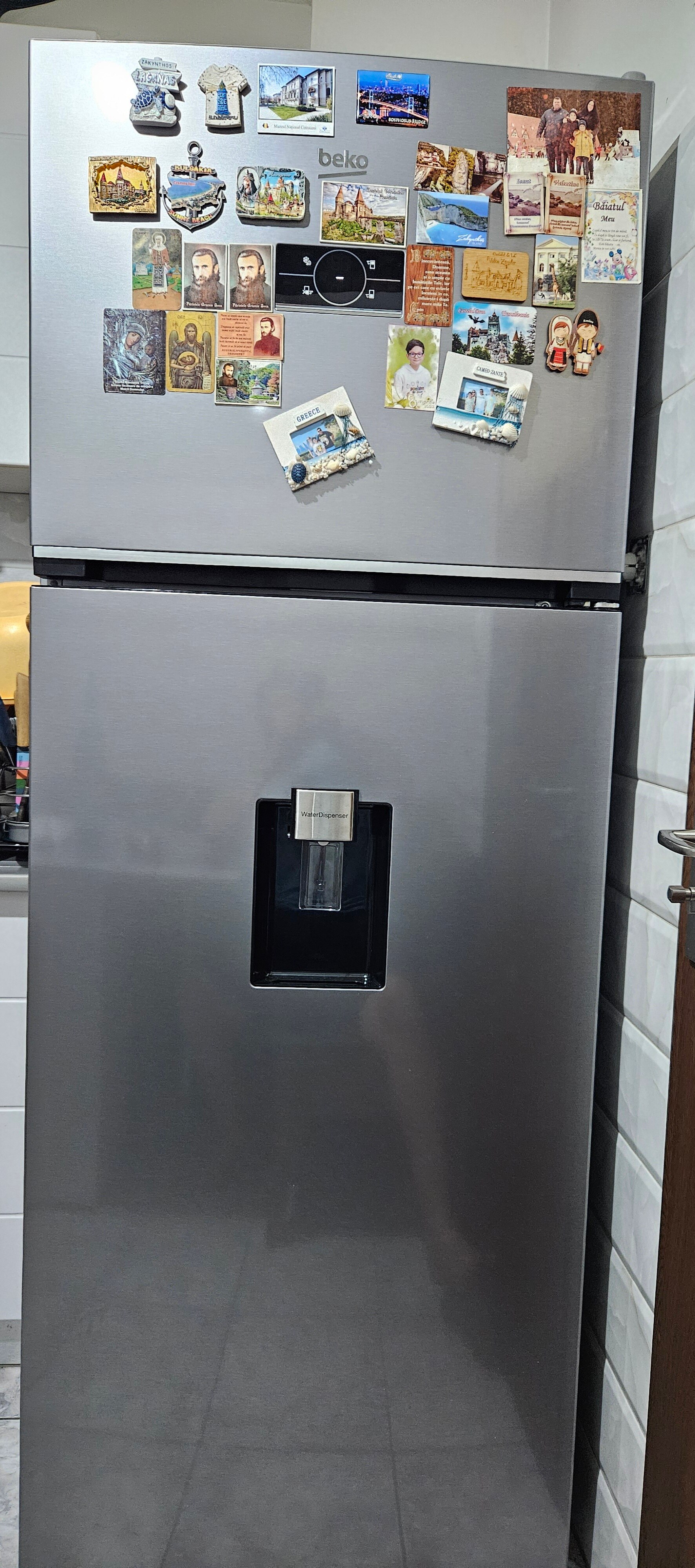 Frigider cu doua usi Beko B5RDNE504LDM, 477 l, HarvestFresh™, AeroFlow™, Everfresh+®, No Frost, Slim tank water dispenser, Display, Clasa E H 186,5 cm, Glossy Grey