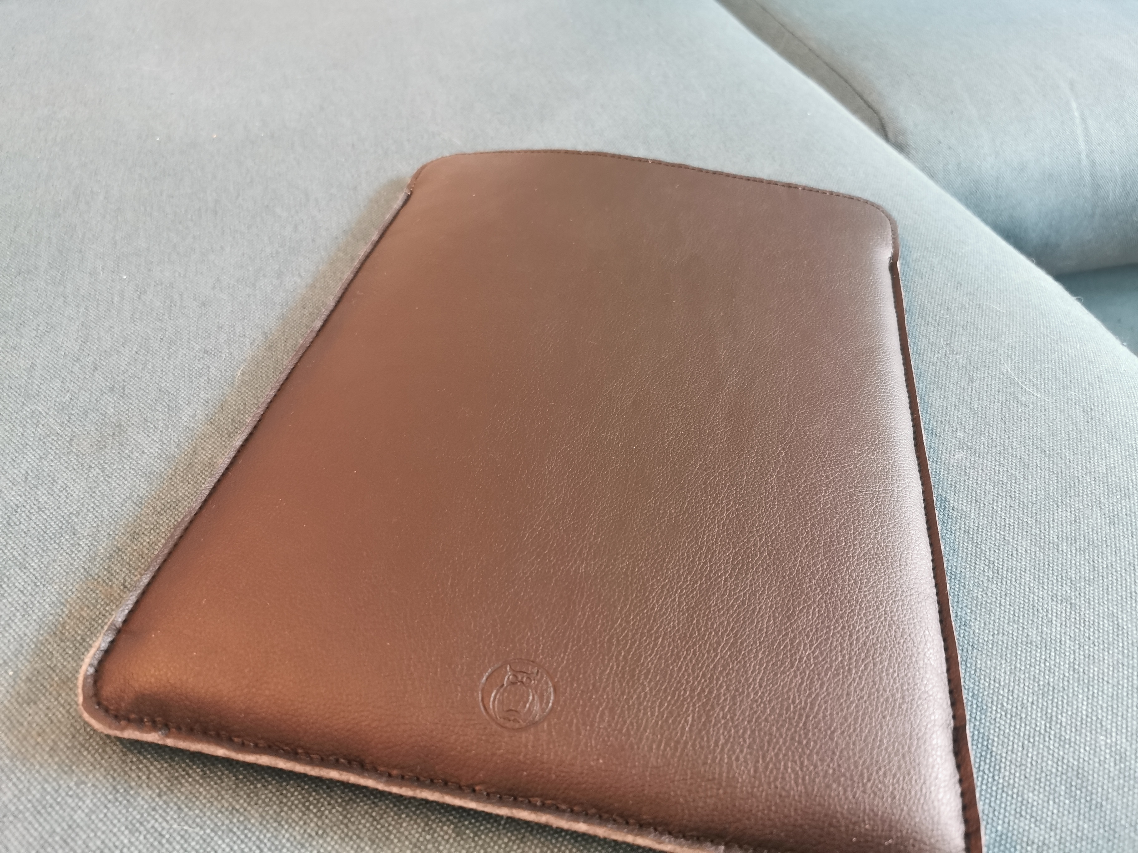 Husa laptop compatibila cu MacBook PRO 13 inch, abstract, Unika, rosu
