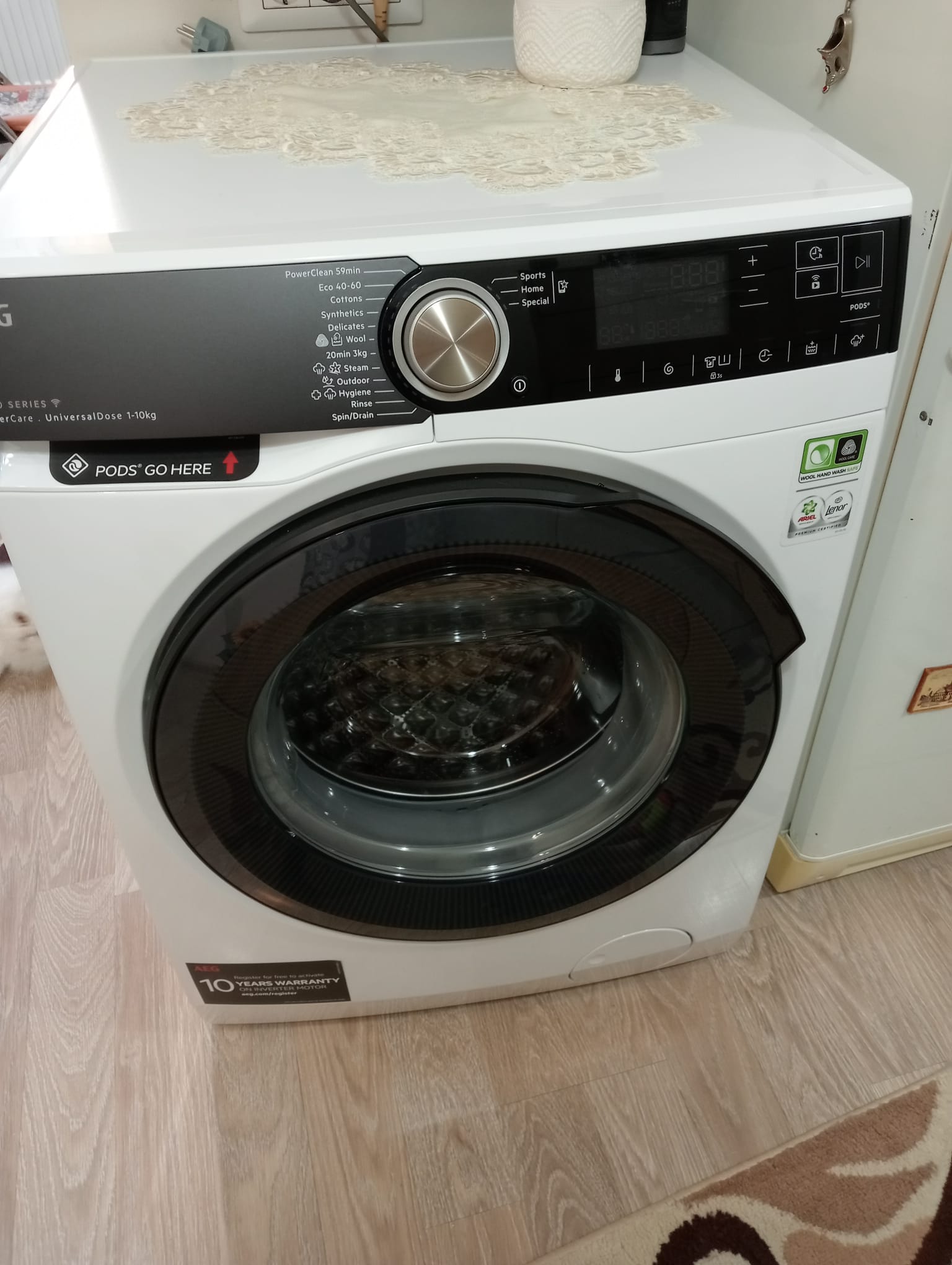 Masina de spalat rufe cu incarcare frontala AEG LFR85166OE UniversalDose, clasa energetica A, capacitate 10 kg, 1600 rpm, WiFi, afisaj LED, alb