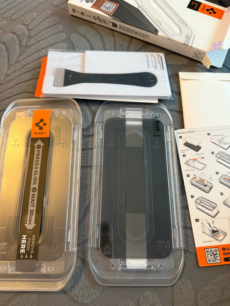 Set 2 folii sticla cu sistem de montare Case friendly Spigen GLAStR EZ FIT compatibil cu iPhone 16 Pro Privacy