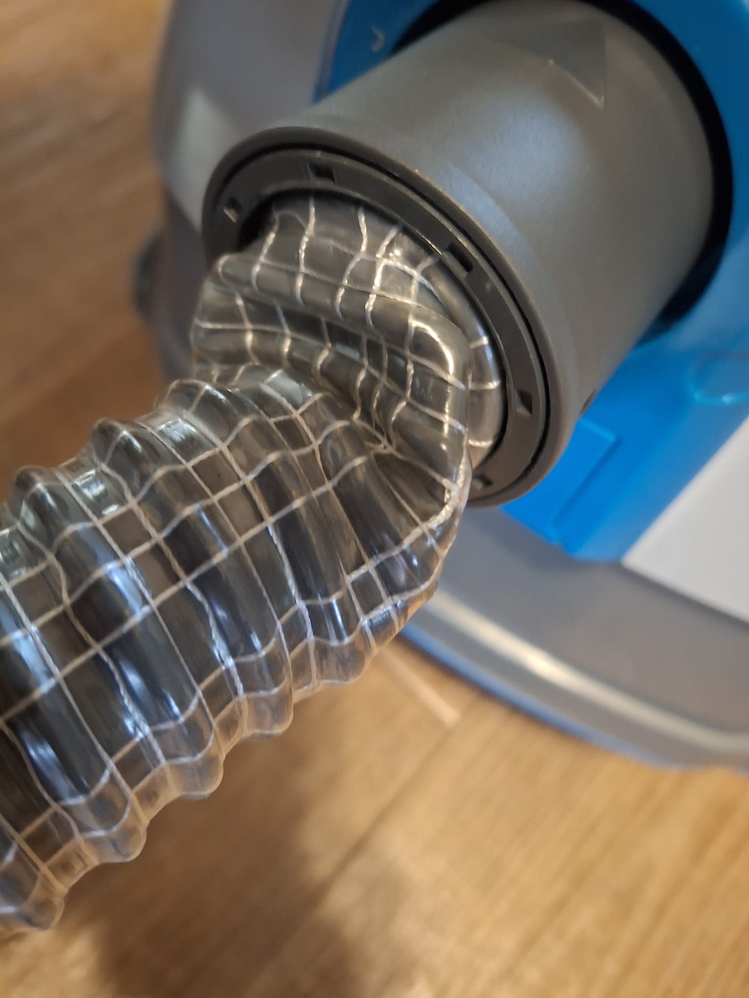 Aspirator cu spalare Zelmer ZVC9140D, Wet&Dry, 2100 W putere maxima, digital, reglare electronica a puterii de aspirare, rezervor apa 5.2 l, filtru HEPA 13, alb/albastru