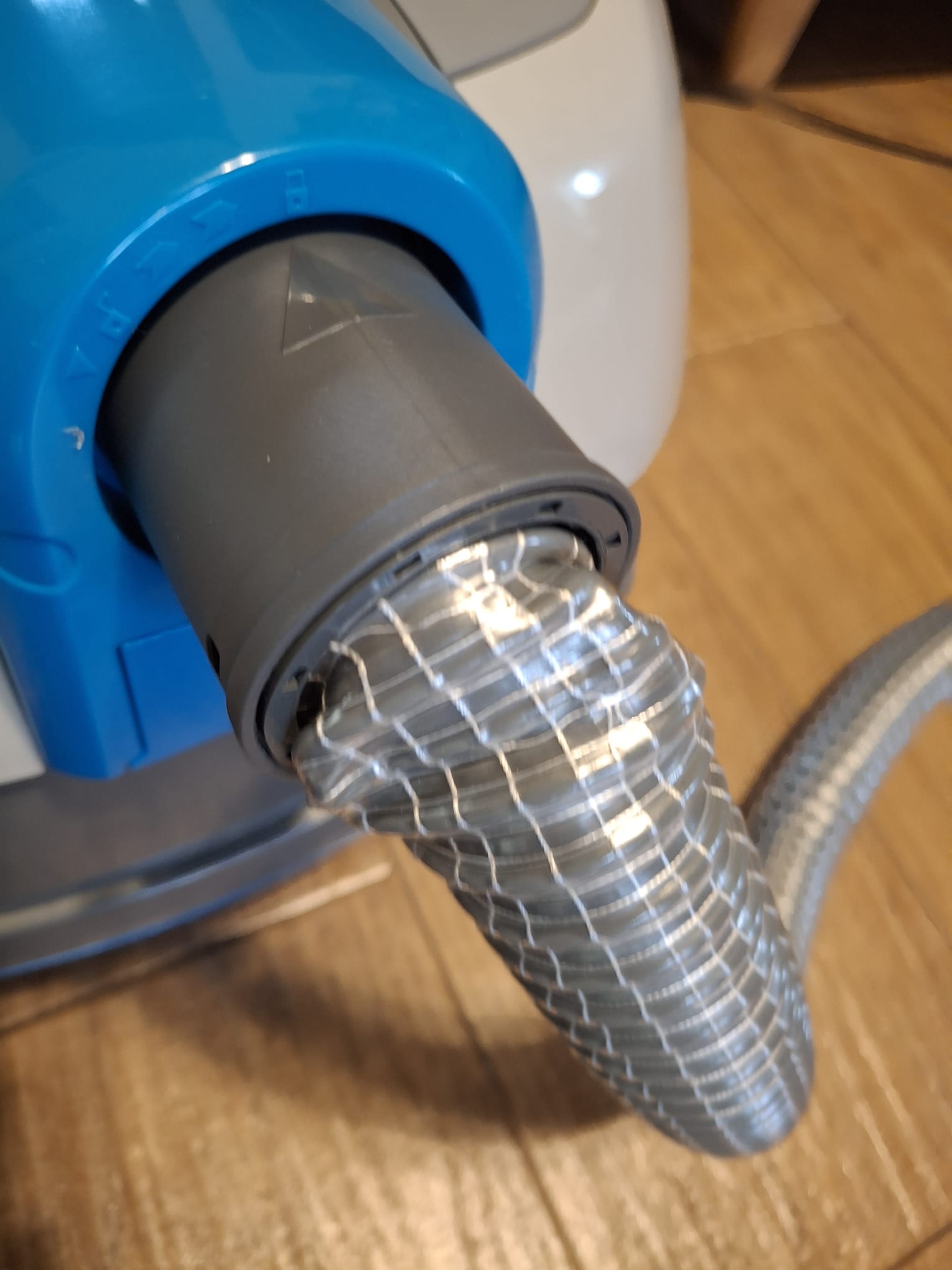 Aspirator cu spalare Zelmer ZVC9140D, Wet&Dry, 2100 W putere maxima, digital, reglare electronica a puterii de aspirare, rezervor apa 5.2 l, filtru HEPA 13, alb/albastru