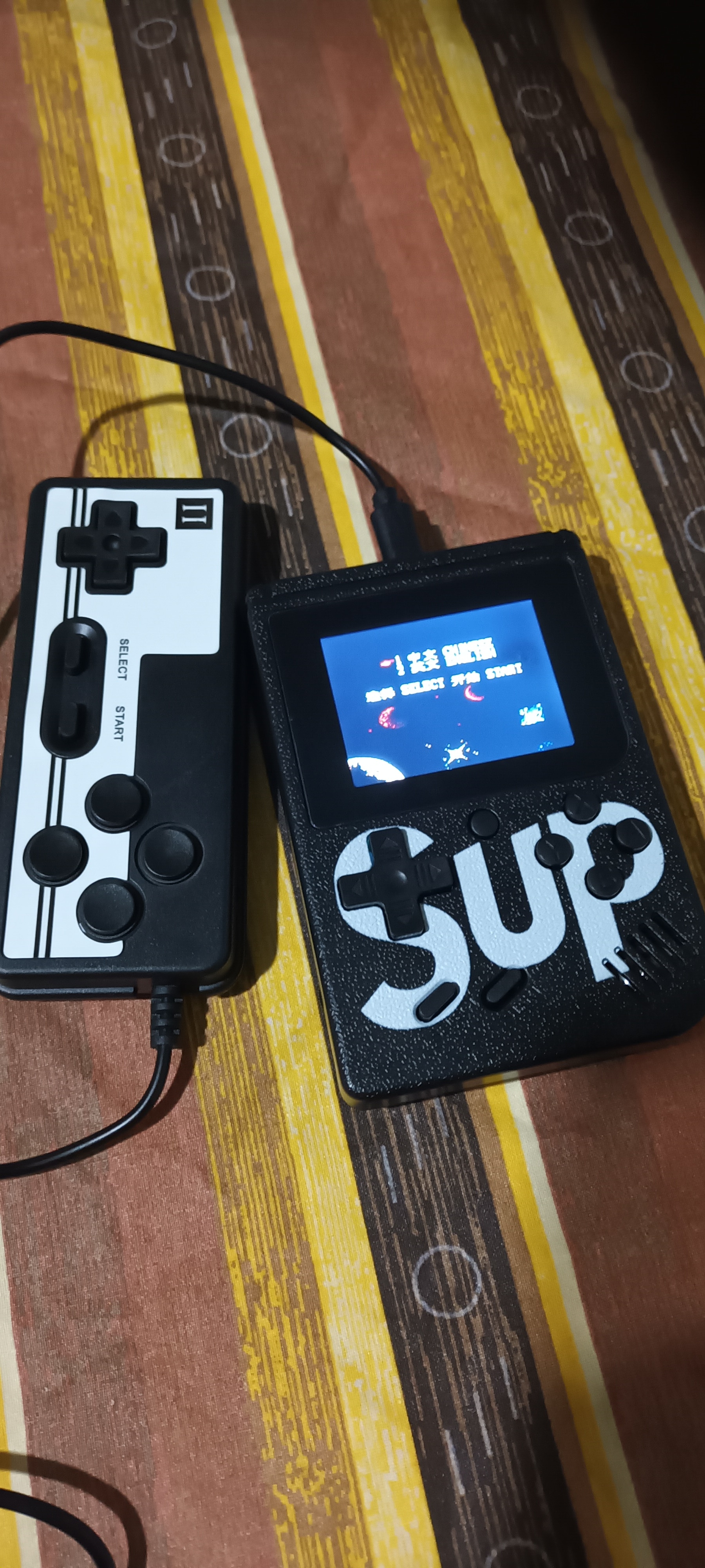 Mini consola retro Pyramid®, 400 de jocuri, controller inclus, portabila, iesire AV, display 3inch, rosu, GAMEBOY2