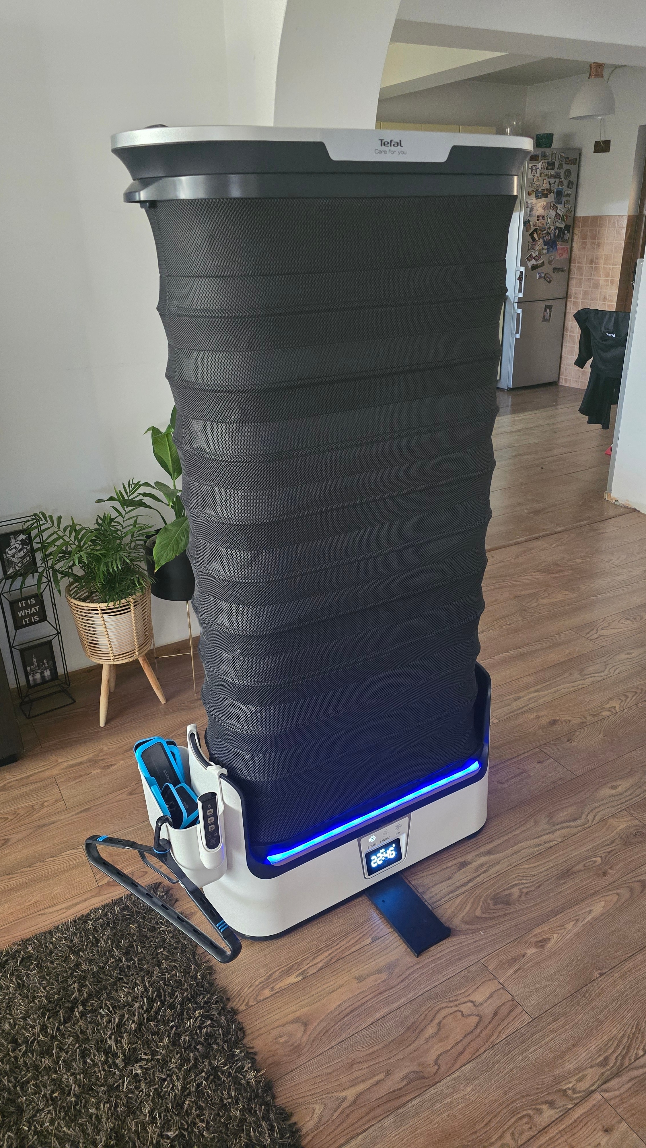Aparat vertical automat cu aburi, de netezire a cutelor, igienizare si improspatare, Tefal Care For You YT4050E1, 1800W, abur variabil 65 g/min, 2L, detector rezervor gol, sistem anticalcar incorporat, ultra silentios, alb/ gri