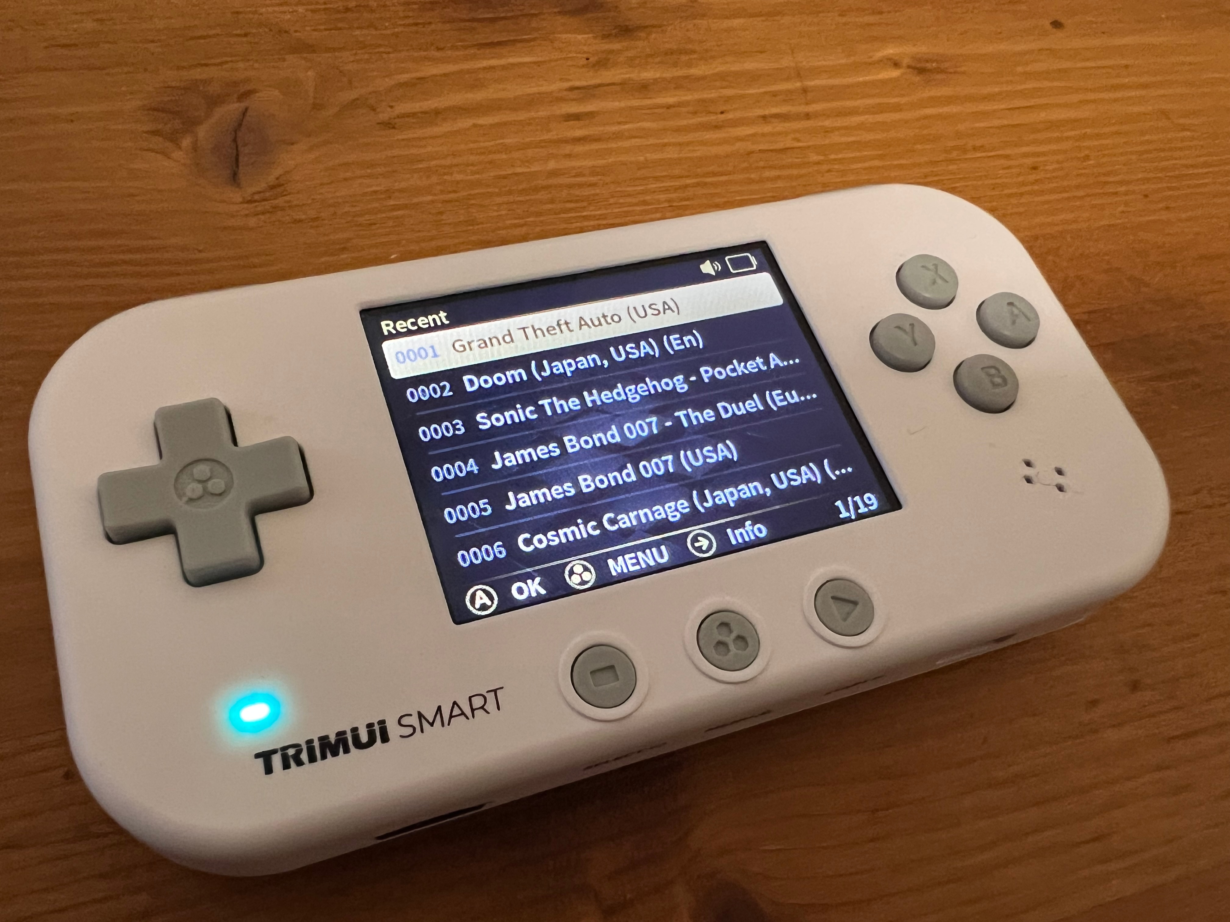 Consola retro portabila TRIMUI Smart 64GB cu jocuri, Cortex-A7 1.2GHz, 128MB LPDDR4, IPS LCD 2.4" 320x240, 1000 mAh, WiFi 4, Bluetooth 4.0, alb
