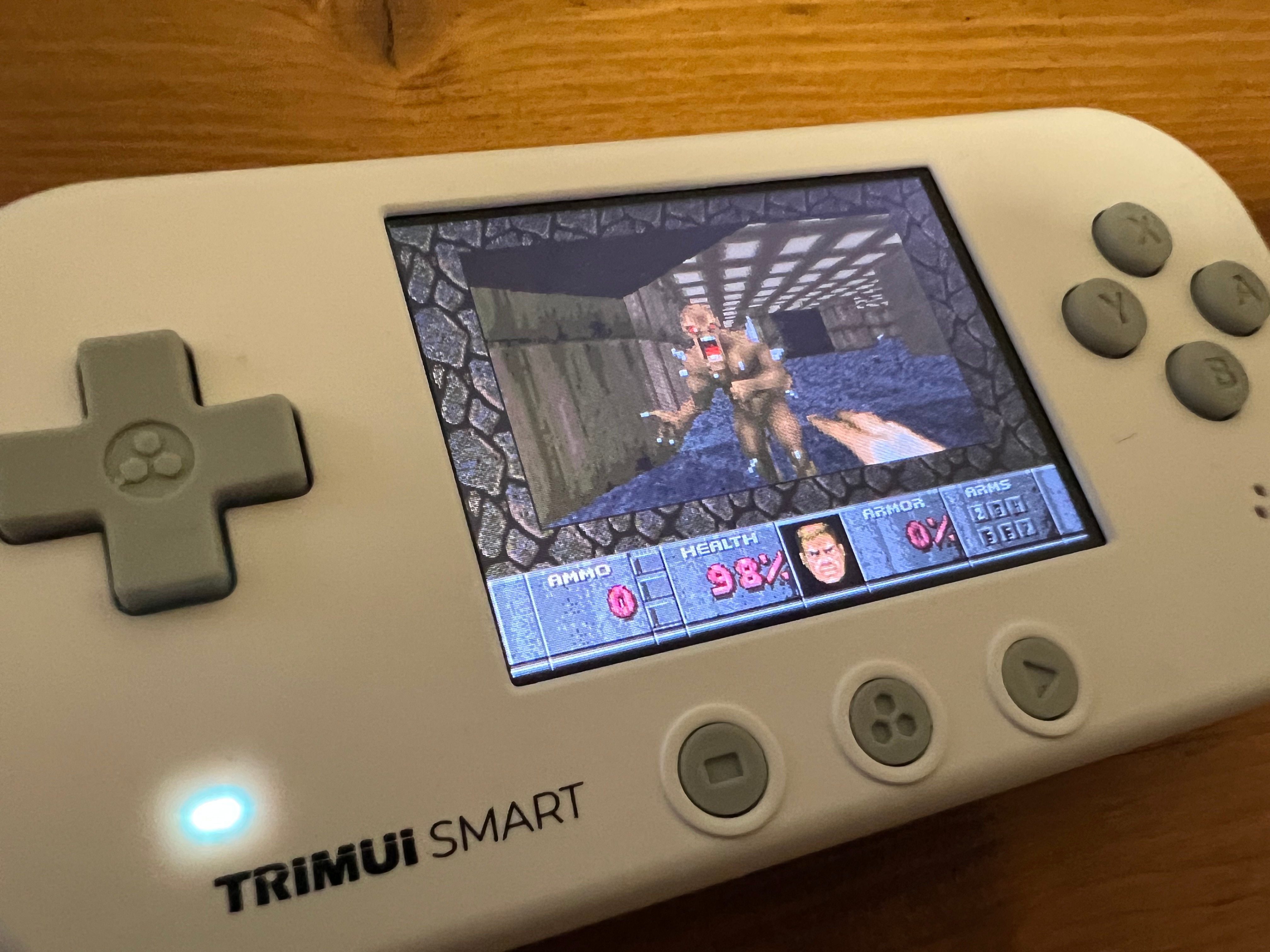 Consola retro portabila TRIMUI Smart 64GB cu jocuri, Cortex-A7 1.2GHz, 128MB LPDDR4, IPS LCD 2.4" 320x240, 1000 mAh, WiFi 4, Bluetooth 4.0, alb