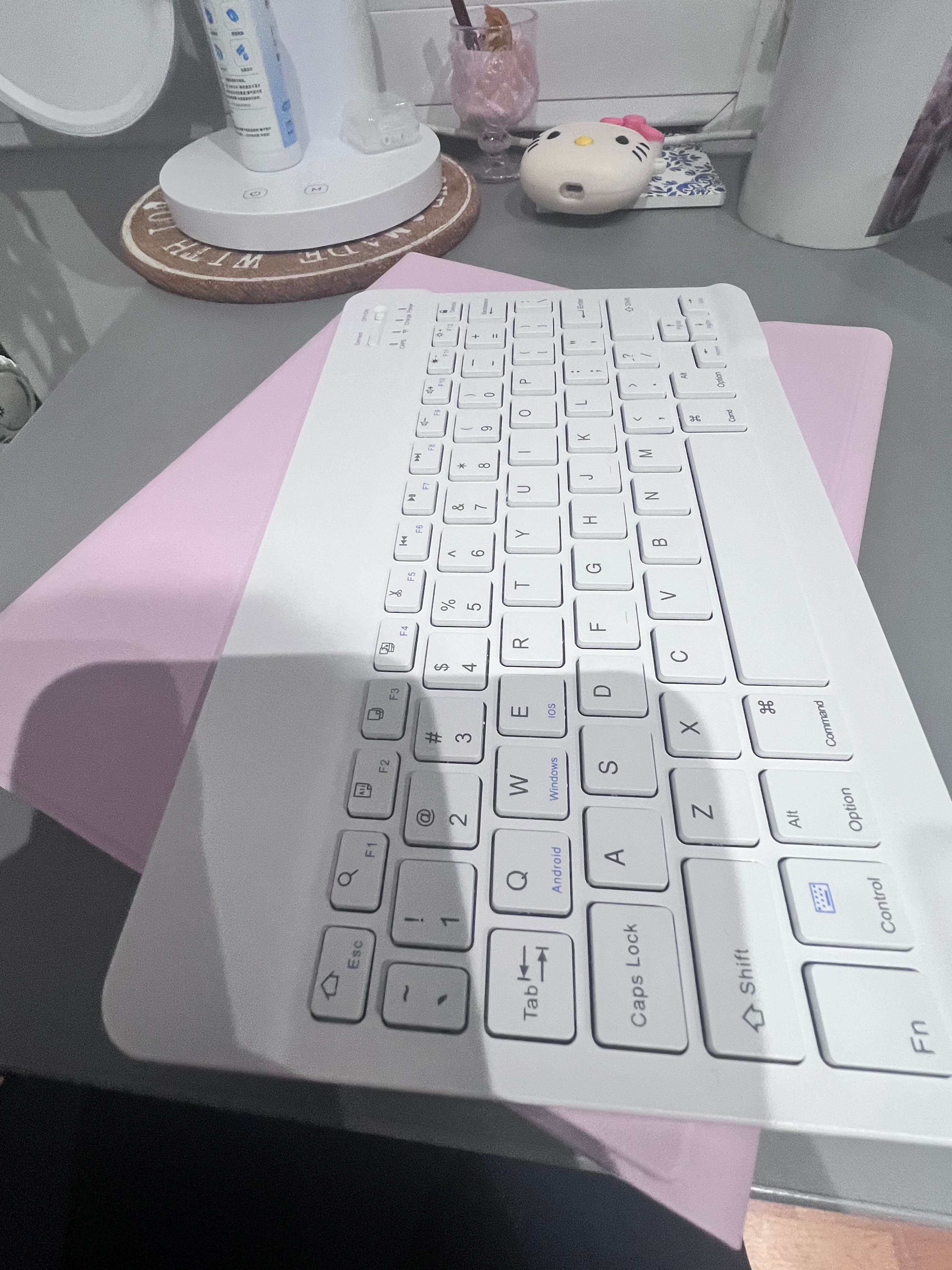Carcasa cu tastatura pentru iPad 10.9 2022 (a 10-a generatie) cu suport pentru creion, detasabil magnetic, tastatura Bluetooth wireless, activare/dezactivare automata, roz