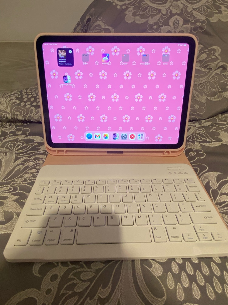 Carcasa cu tastatura pentru iPad 10.9 2022 (a 10-a generatie) cu suport pentru creion, detasabil magnetic, tastatura Bluetooth wireless, activare/dezactivare automata, roz