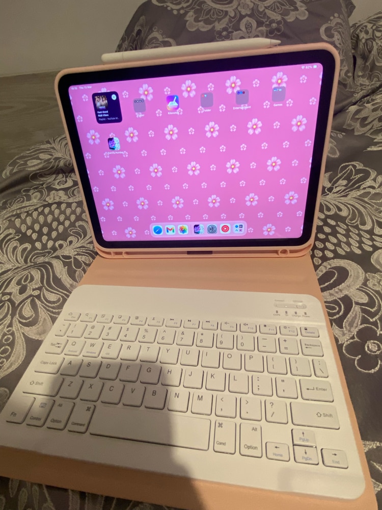 Carcasa cu tastatura pentru iPad 10.9 2022 (a 10-a generatie) cu suport pentru creion, detasabil magnetic, tastatura Bluetooth wireless, activare/dezactivare automata, roz