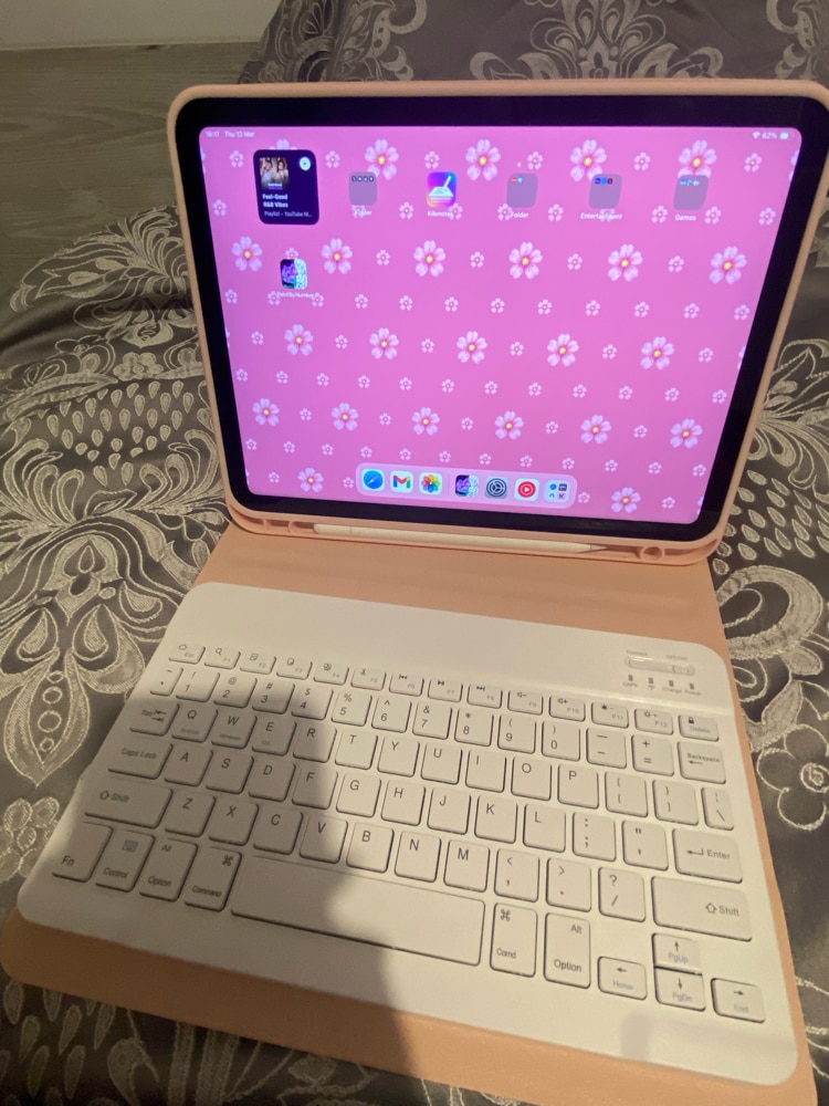 Carcasa cu tastatura pentru iPad 10.9 2022 (a 10-a generatie) cu suport pentru creion, detasabil magnetic, tastatura Bluetooth wireless, activare/dezactivare automata, roz