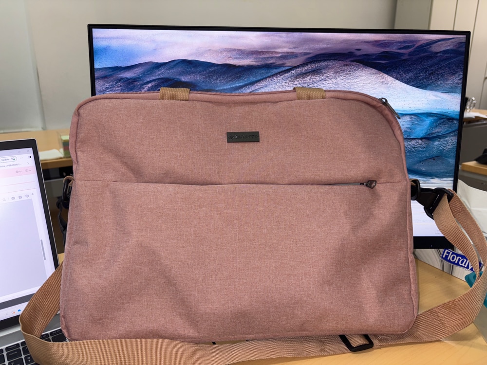 Geanta laptop, Zagatto®, Roz, Casual, Business, 17.3 inch, Dimensiuni 34x46x4.2 cm, Impermeabila, Curea de umar reglabila si detasabila, Buzunar extern pentru lucrurile esentiale, Atasabila la troler, Compartiment captusit pentru laptop, ZG854