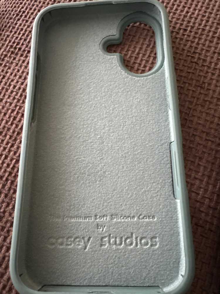 Husa CASEY STUDIOS™ compatibila cu iPhone 16, Soft Silicone Premium, Microfibra in Interior, Light Lilac, de Protectie, Ultra Slim, pentru Incarcare Wireless, Margini Ridicate de Protectia Ecranului si a Camerelor