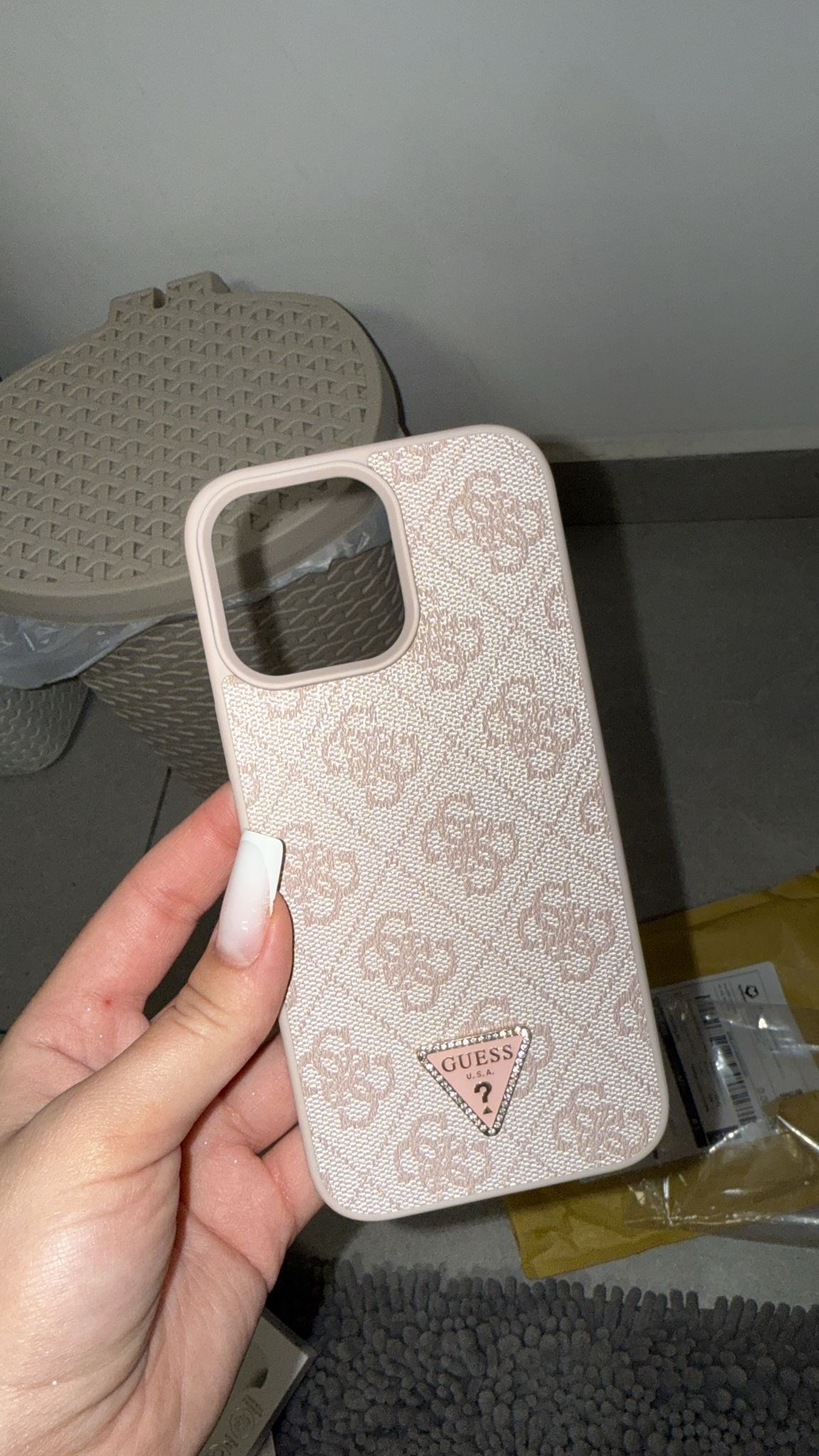 Husa de protectie Guess PU 4G Strass Triangle Metal Logo pentru iPhone 16 Pro Max, Roz