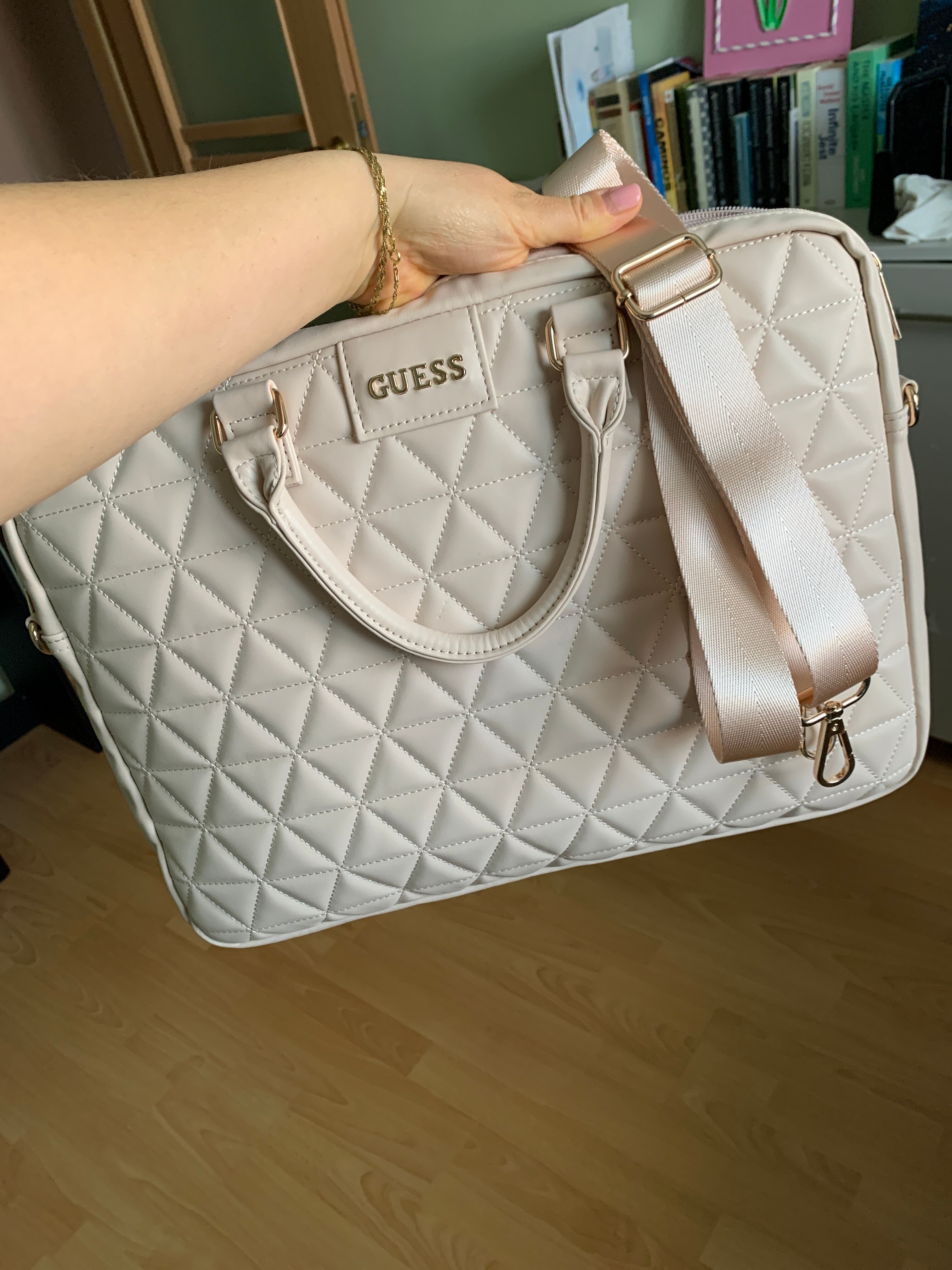 Geanta Guess Quilted compatibila cu laptop 16 inch Pink
