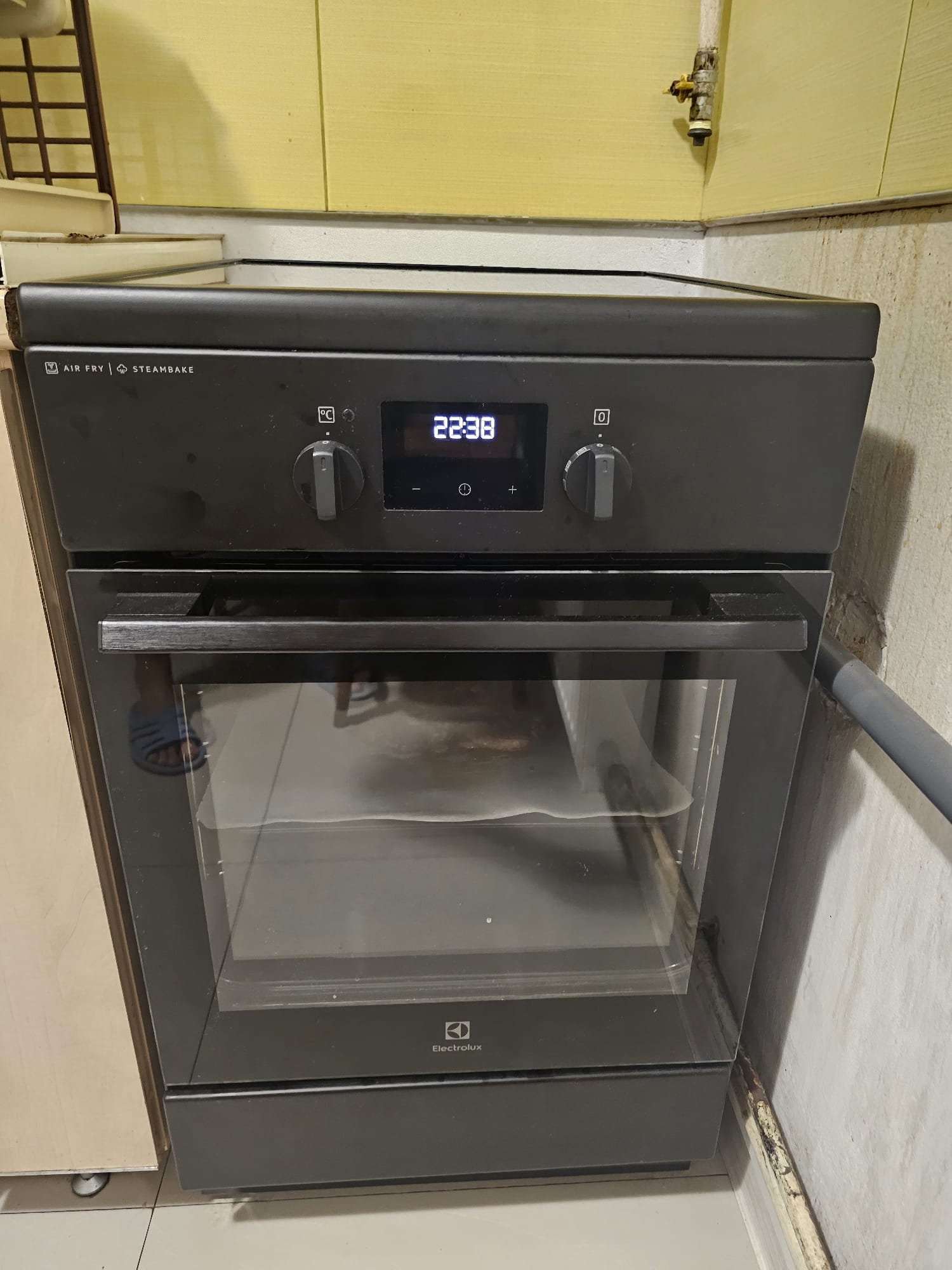 Aragaz Electrolux LKI564266K, Electric, Inductie, 4 zone de gatit, Booster, SteamBake, AirFry, Autocuratare catalitica, Timer electronic, Grill, Iluminare cuptor, Clasa A, Negru