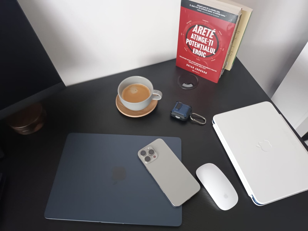 Laptop Apple MacBook Air 13-inch, cu procesor Apple M2, 8 nuclee CPU si 10 nuclee GPU, 8GB, 512GB, Midnight, Layout INT