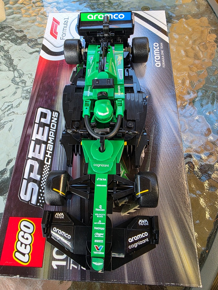 LEGO® Speed Champions - Masina de curse Aston Martin Aramco F1