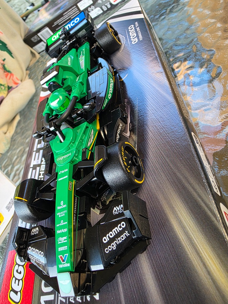 LEGO® Speed Champions - Masina de curse Aston Martin Aramco F1
