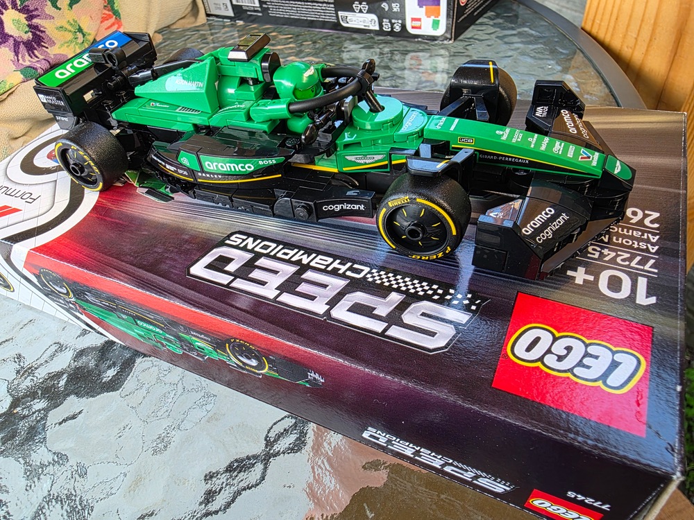 LEGO® Speed Champions - Masina de curse Aston Martin Aramco F1