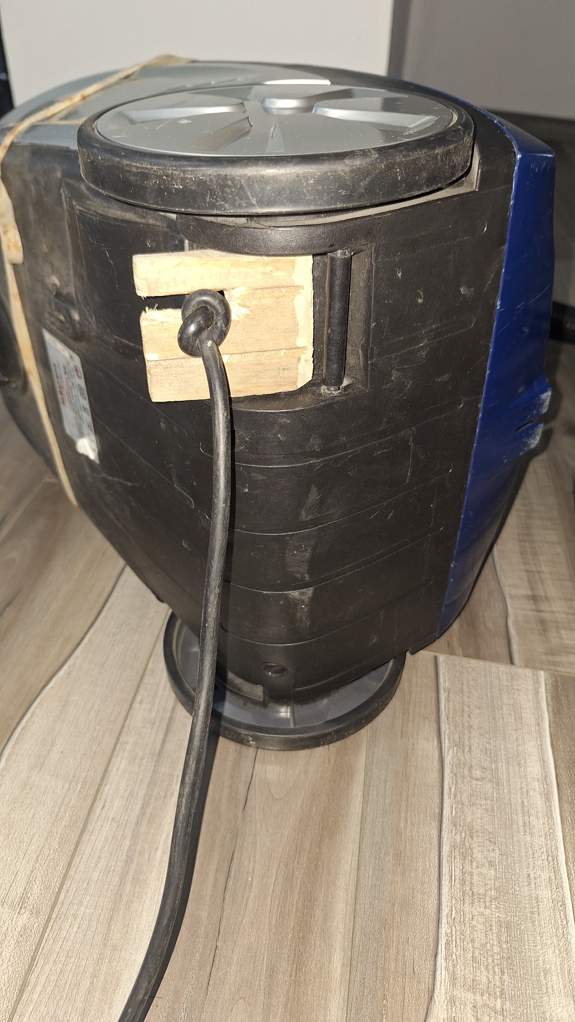 Aspirator Albatros Imperia 83 ECO, 833W, albastru, capacitate sac 3.5 litri, filtru lavabil HEPA